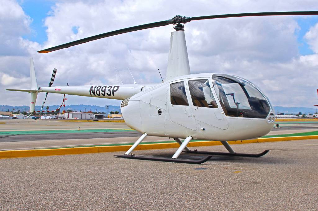 Robinson's. Робинсон r44. Вертолет Робинсон р 44. Robinson r44 ЛТХ. Robinson r44 вместимость.