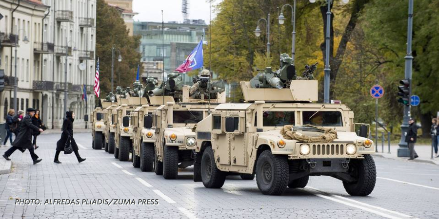 Военная колонна НАТО. Колонна военной техники. Военная техника США. Техника НАТО.