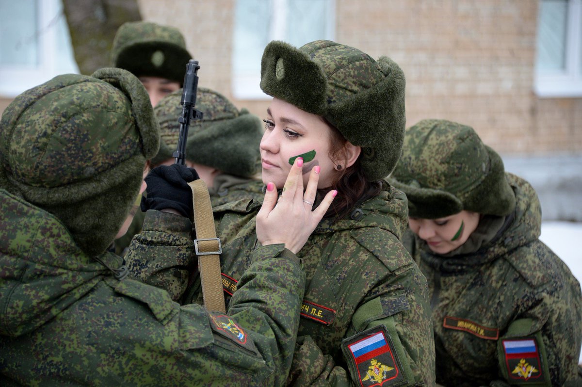 Сколько женщин служит. Женщины в армии. Женщины на военной службе. Женщины в Российской армии. Женская армия.