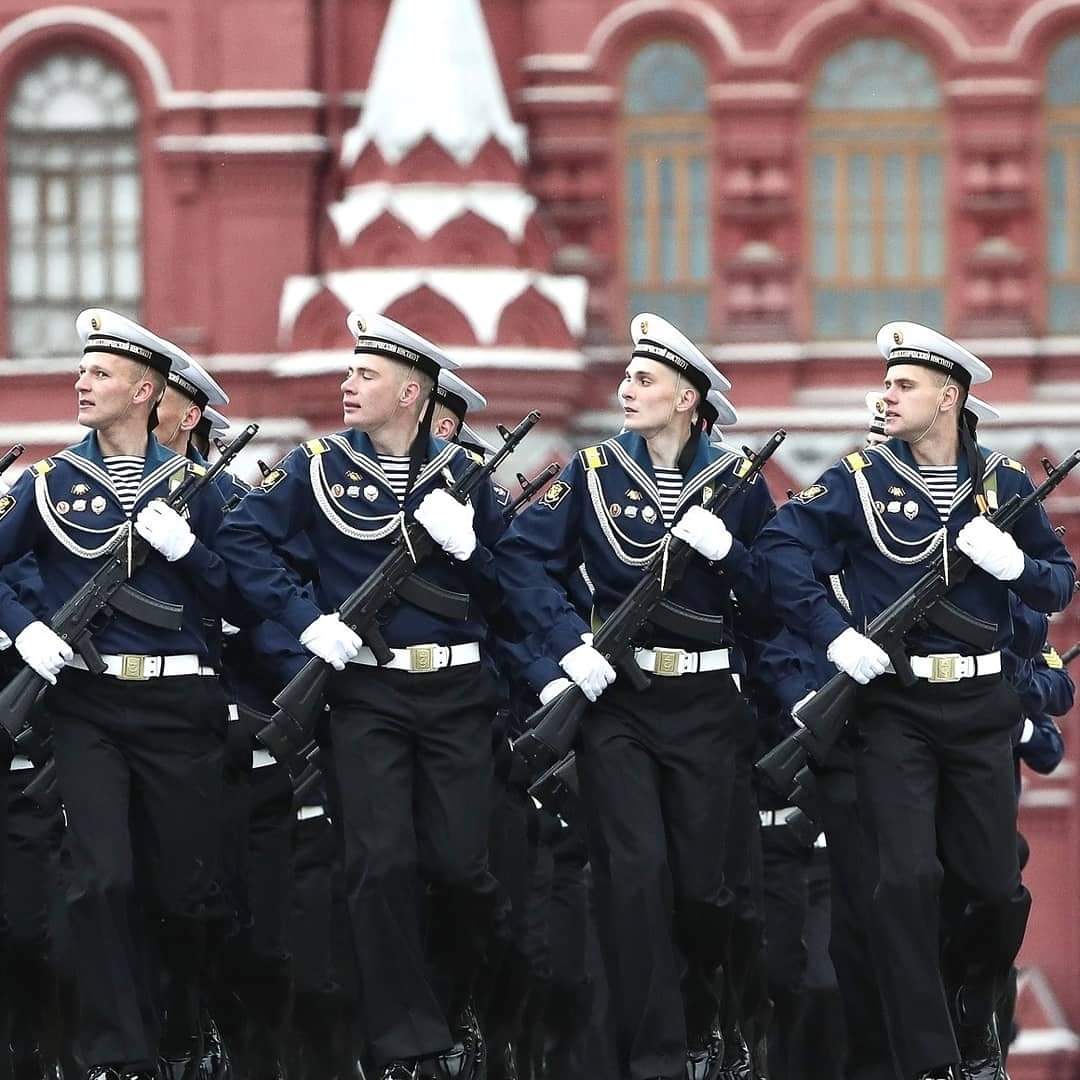 Движение торжественно. Парад Победы 2021 года на красной площади в Москве. Военный парад в Москве 2021.