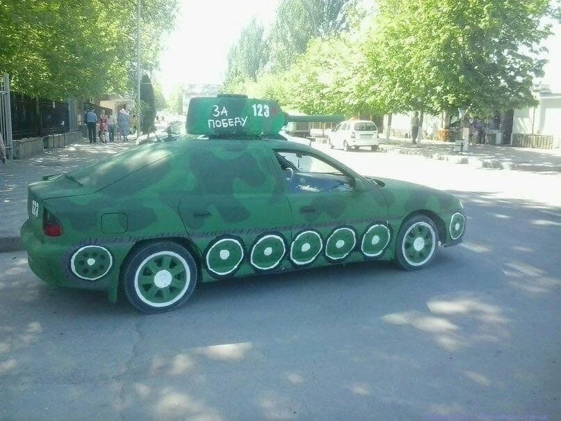 Tank tune. Машина танк. Машина с башней от танка. Тюнинговый танк. Машина в виде танка.