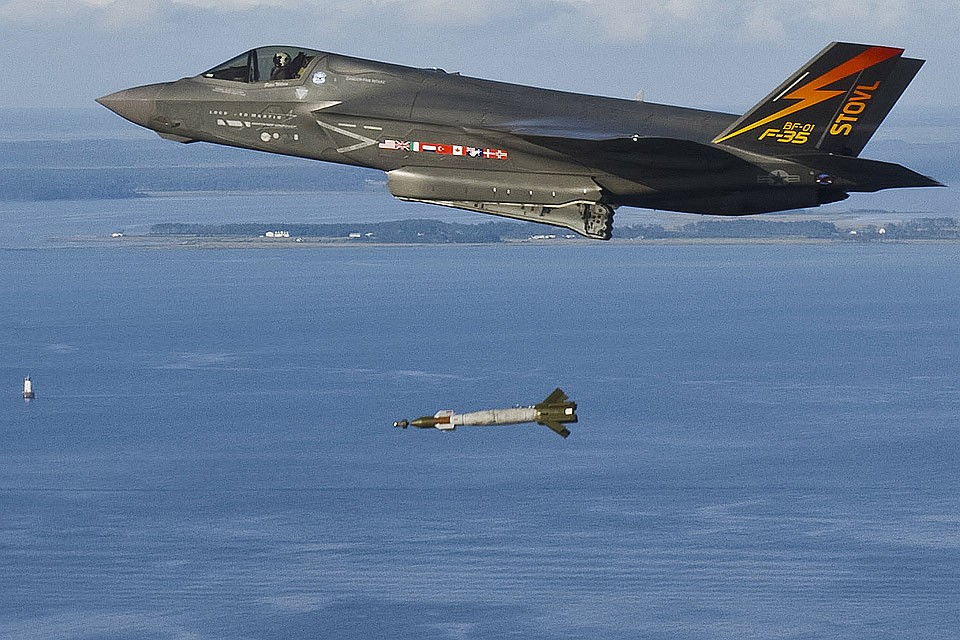Достичь удачного баланса «малозаметность – летные данные – ударное вооружение - разумная цена» в конструкции F-35 американцам не удалось. Фото: EAST NEWS
