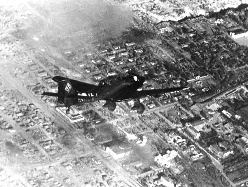 Пикирующий бомбардировщик в небе над Сталинградом. 