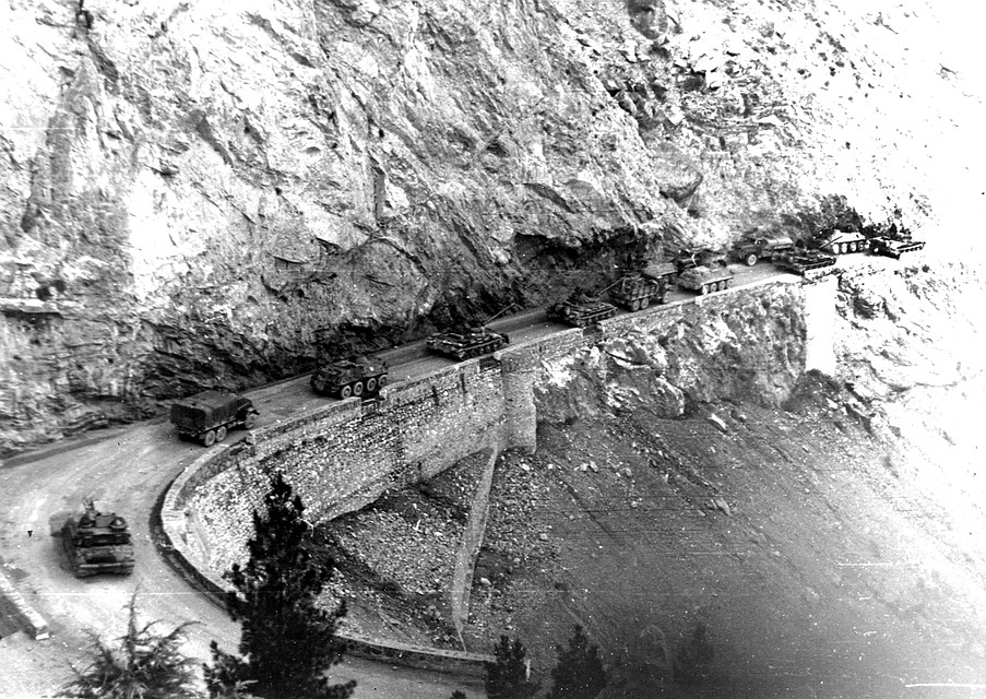 И 25 декабря 1979 года по понтонному мосту, наведенному через бурную пограничную речку Амударью, на территорию соседнего государства двинулись войска. В авангарде шла колонна 108-й мотострелковой дивизии Туркестанского военного округа. Фото: Личный архив