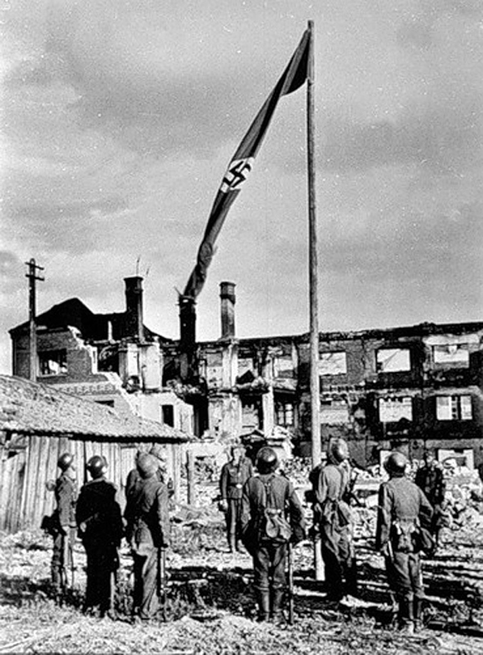 Фашисты водружают свой флаг в Сталинграде. 