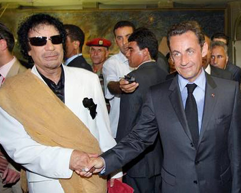 Было время когда Николя Саркози не гнушался подать руку Мамару Каддафи. А теперь он ведет французов в крестовый поход против Ливии 