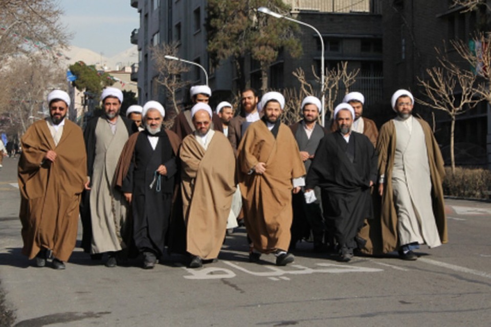 Тегеран. На снимке: муллы идут слушать проповедь аятоллы Али Хаменеи, духовного лидера Ирана. Большинство жителей Ирана - шииты. Фото: Вадим ШЕРСТЕНИКИН