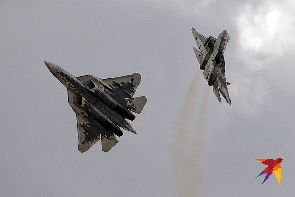 Многофункциональные истребители пятого поколения Су-57 в небе Жуковского, август 2019 г. Фото: Михаил ФРОЛОВ
