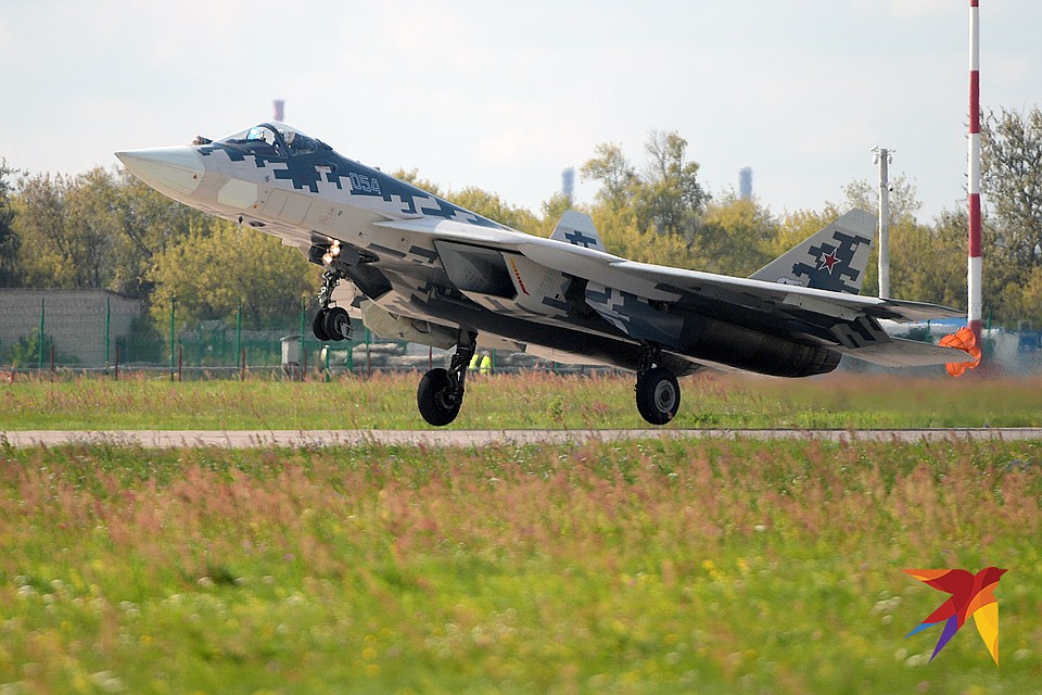 Су-57 совершает посадку на аэродроме в Жуковском, МАКС 2019. Фото: Михаил ФРОЛОВ