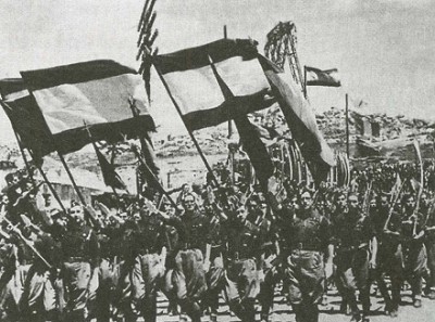 Испанские фалангисты маршируют, подняв руки в фашистском приветствии