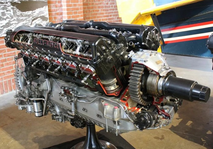 12-цилиндровый поршневой авиационный двигатель «Мерлин» британской фирмы «Роллс-Ройс»