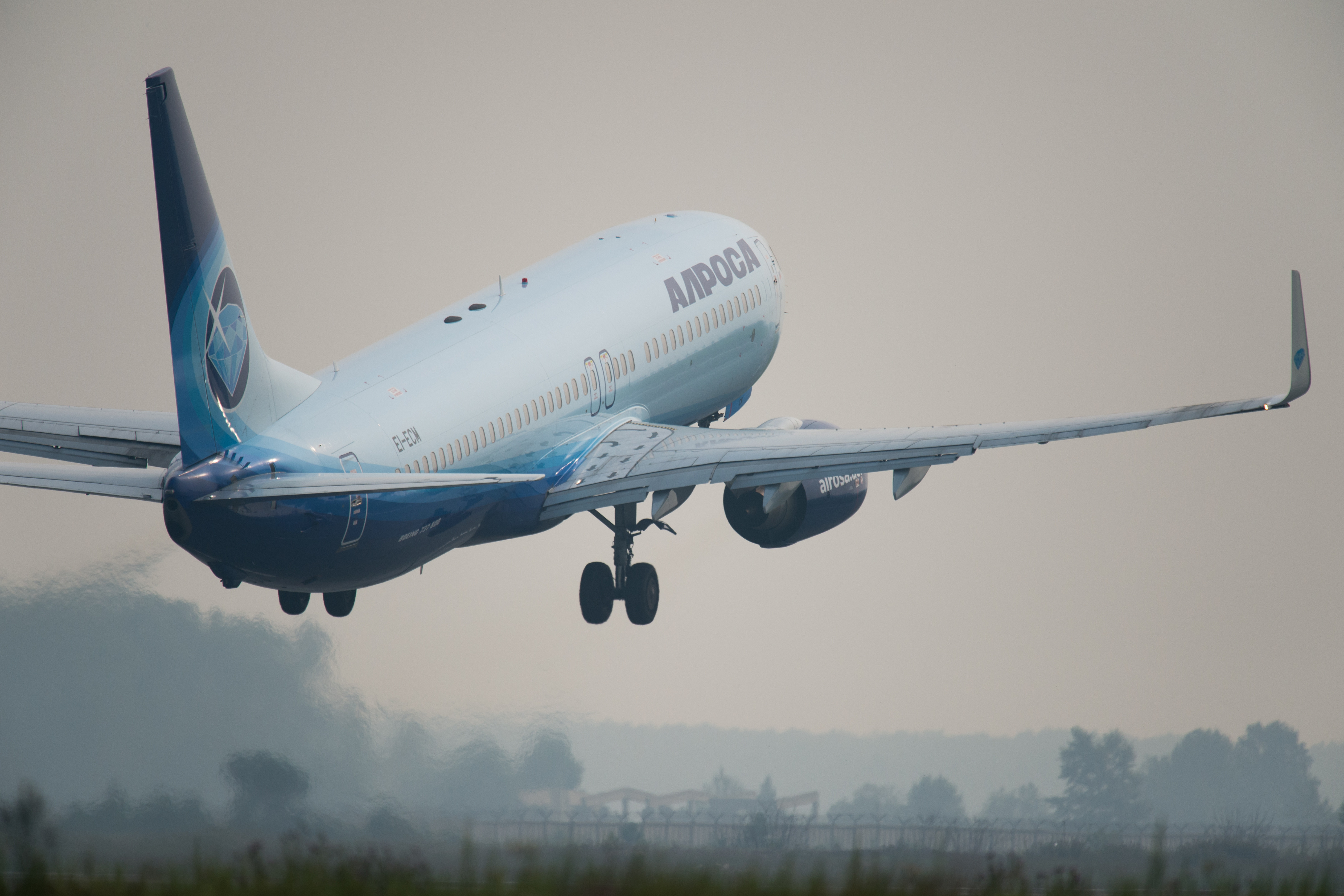 Скорость самолета пассажирского боинга 737. Boeing 737-800 АЛРОСА. Боинг 737-800 шасси. Взлетная скорость 737 800.