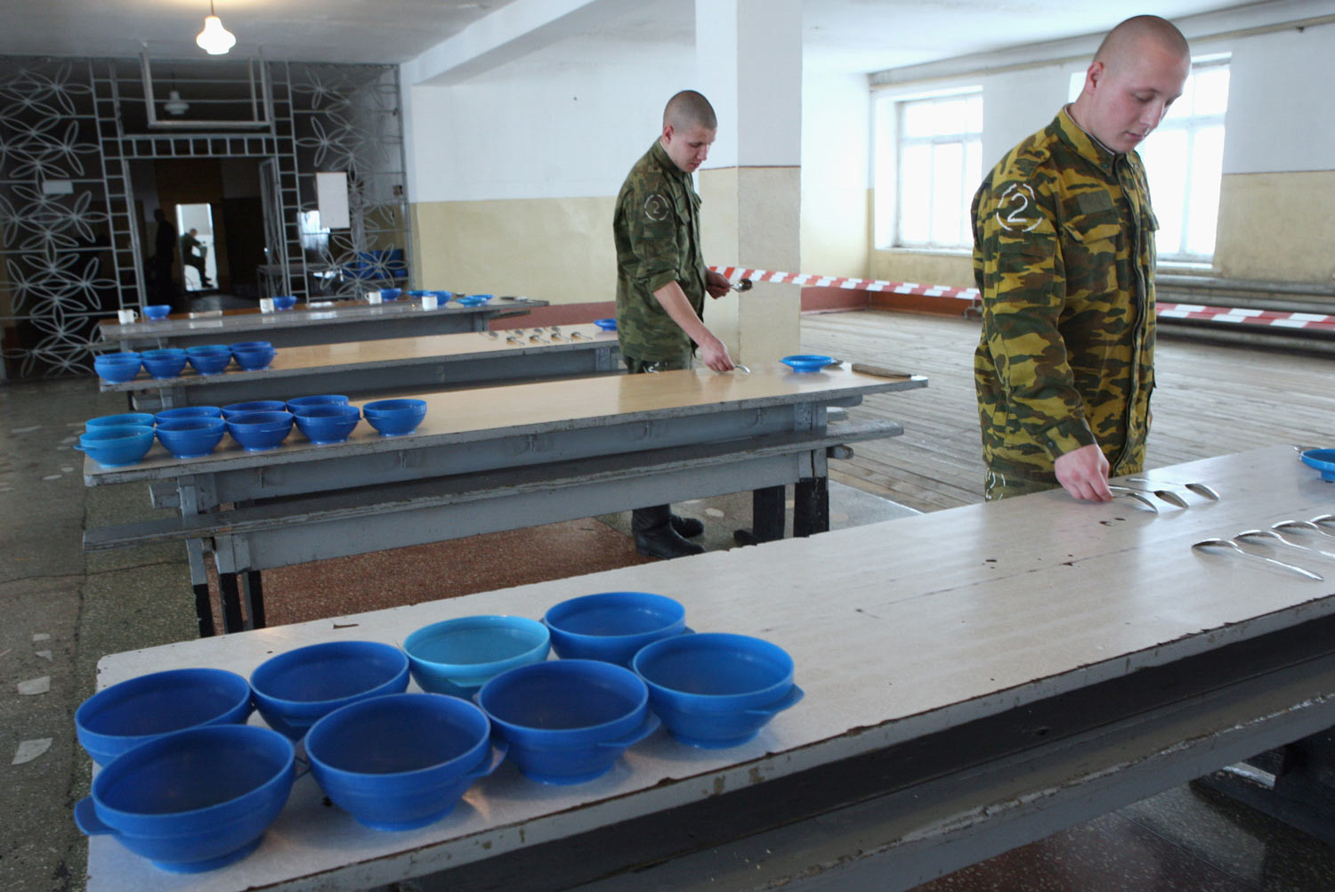 Военнослужащие подвергнутые дисциплинарному аресту. Дисциплинарный батальон столовая. Дисбат 2017. Столовые в дисбате. Жизнь в дисбате.