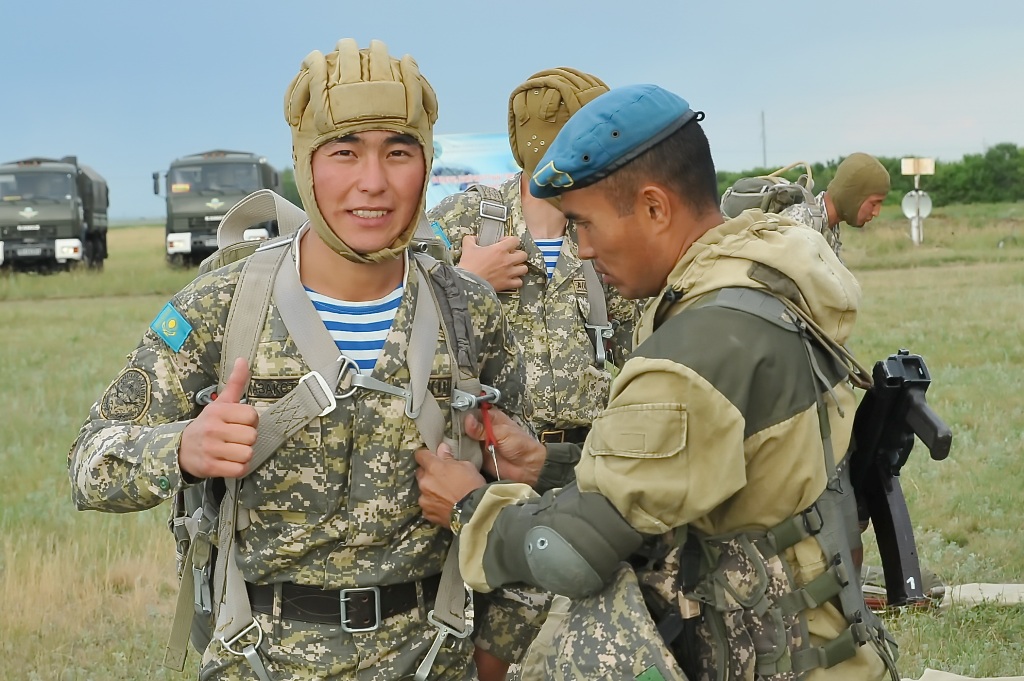 Набор контрактников. Военная служба. Русские солдаты в Казахстане. Служба в армии Казахстана. Контрактная служба в армии.