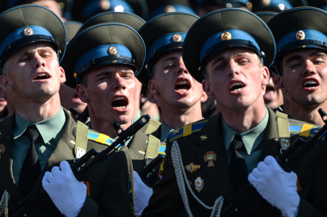 Военнослужащие войск воздушно-космической обороны приветствуют министра обороны РФ Сергея Шойгу во время парада, посвященного 68-й годовщине Победы в Великой Отечественной войне, на Красной площади.
