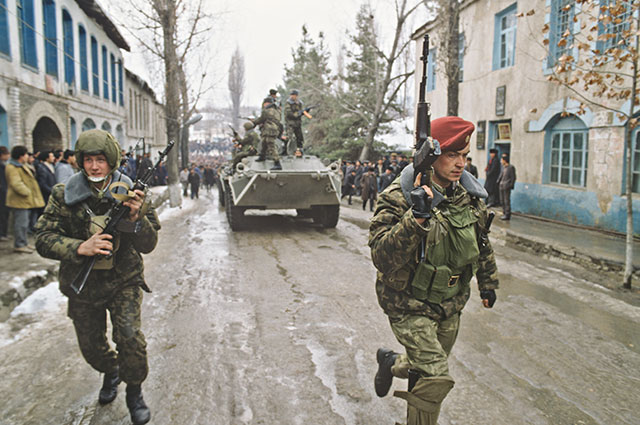 Военнослужащие Министерства обороны СССР на улицах города г. Физули. Введение чрезвычайного положения на территории НКАО, приграничных с ней районах Азербайджанской ССР.