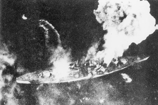 «Тирпиц» под огнём британцев.