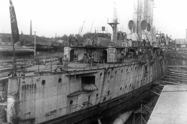 Крейсер «Аврора» на ремонте в Кронштадте.