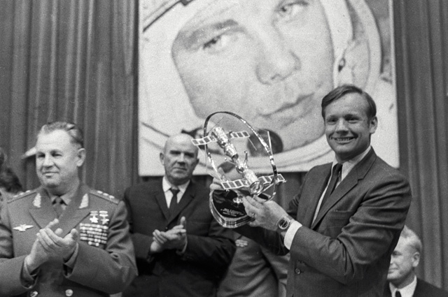 Нил Армстронг получает подарок от советских космонавтов.