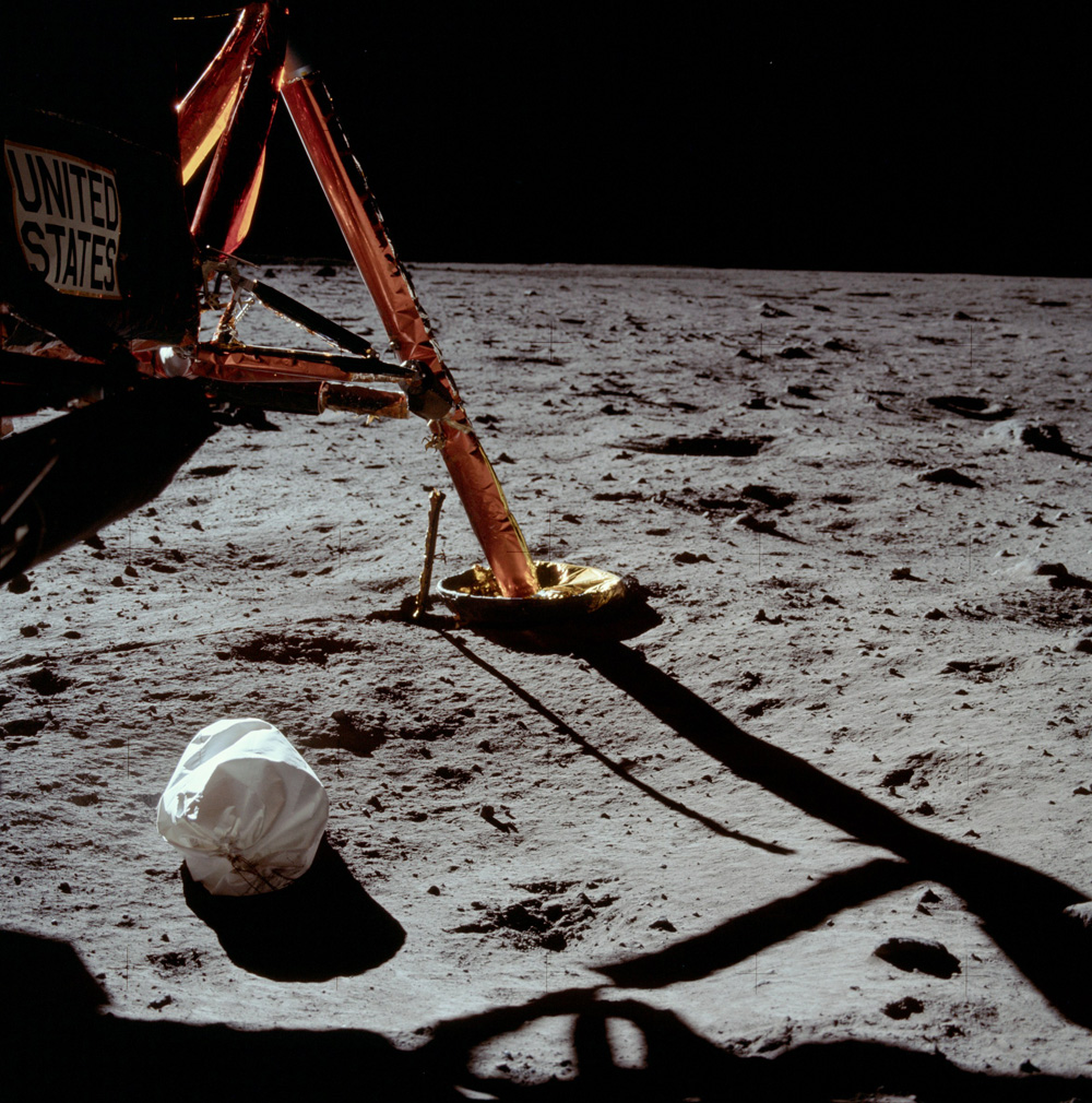 Первая фотография, сделанная Нилом Армстронгом после выхода на поверхность Луны. Белый пакет на переднем плане — мешок с мусором.