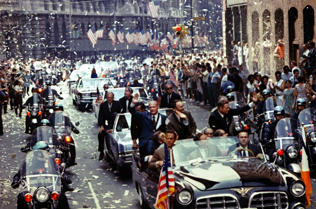 Нью-Йорк 13 августа 1969 года. В первом лимузине сзади стоят слева направо: Олдрин, Коллинз, Армстронг.