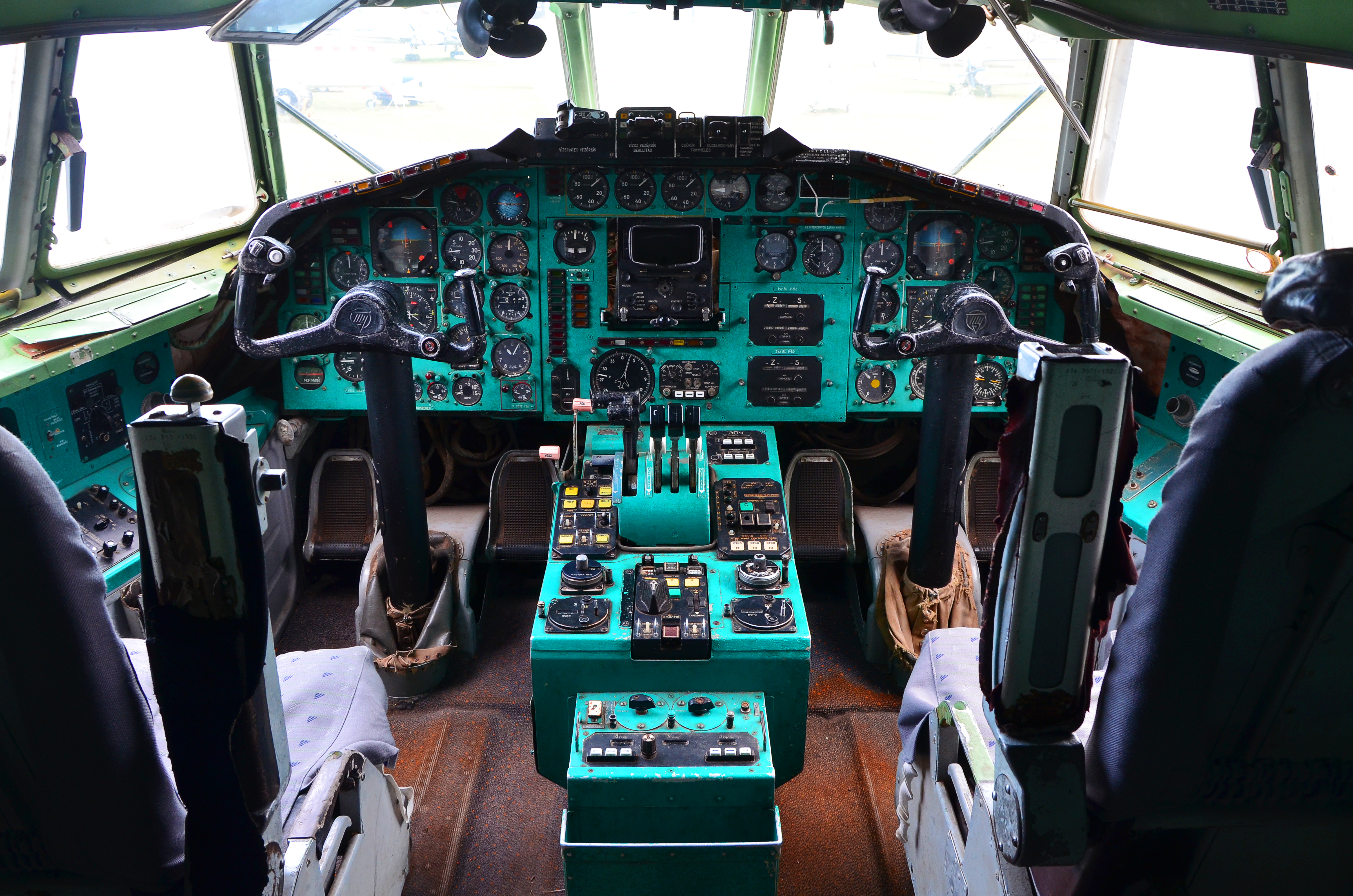 Самолеты 14 апреля. Ту 154 Cockpit. Ту 154 кабина. Кабина ту 154 приборная панель. Ту 154 кабина пилотов.