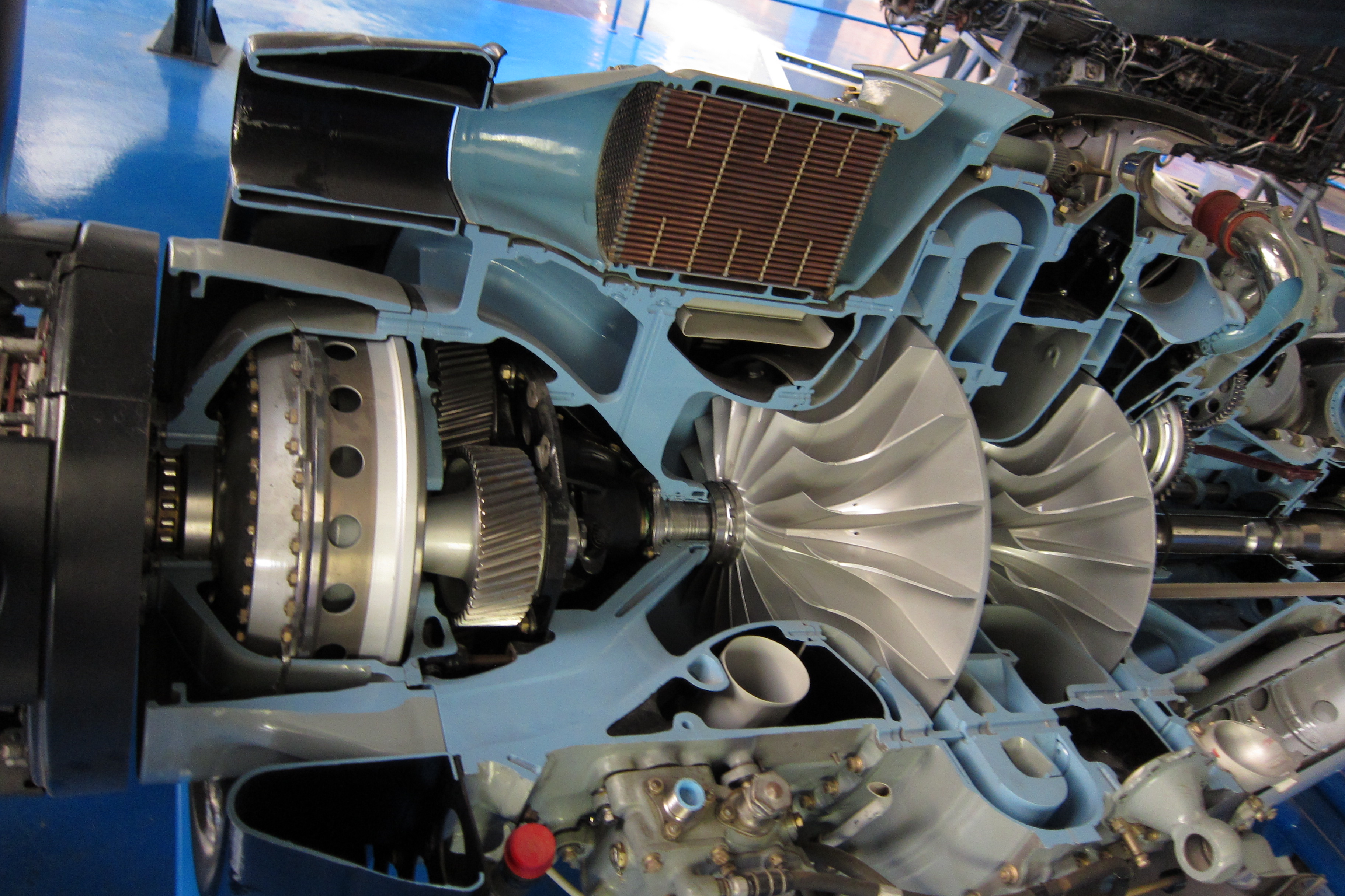 В цехе 6 моторов для каждого мотора. ТВД Rolls-Royce 250-с20в. Двигатель 36мт (ТРДД-50ат).. Rolls-Royce br700. Авиационные двигатели Роллс Ройс.
