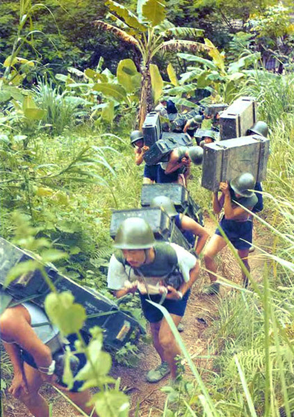 ​Хотя основных перевалов через горный массив на севере Вьетнама было всего три, НОАК наносила удары практически вдоль всей границы. Для снабжения наступавших войск использовались целые подразделения носильщиков Источник – bbs.voc.com.cn - Первая социалистическая война 