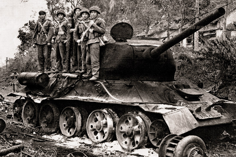 ​Китайские солдаты позируют на подбитом вьетнамском танке Т-34-85 Источник – defence.pk - Первая социалистическая война 