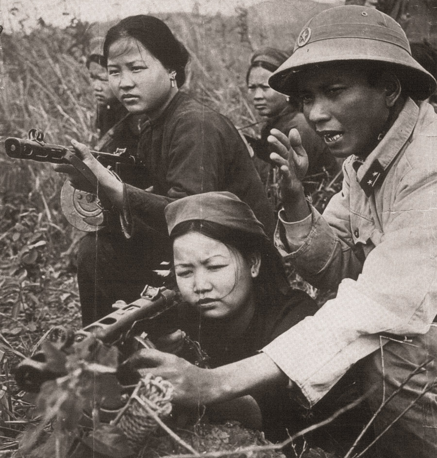 ​Вьетнамский кадровый офицер обучает девушек-ополченок обращению с автоматом ППШ (или его китайским аналогом Тип-50) Источник – mycity-military.com - Первая социалистическая война 
