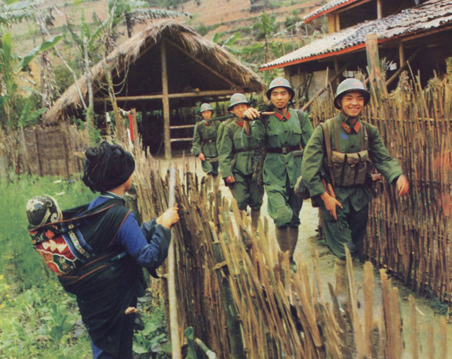 ​Бойцы ВНА на марше через деревню Источник – bbs.tiexue.net - Первая социалистическая война 
