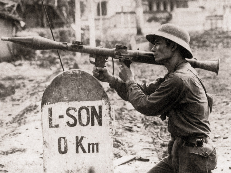 ​Вьетнамский гранатометчик ведет бой за город Лангшон Источник – niethuat.ne - Первая социалистическая война 