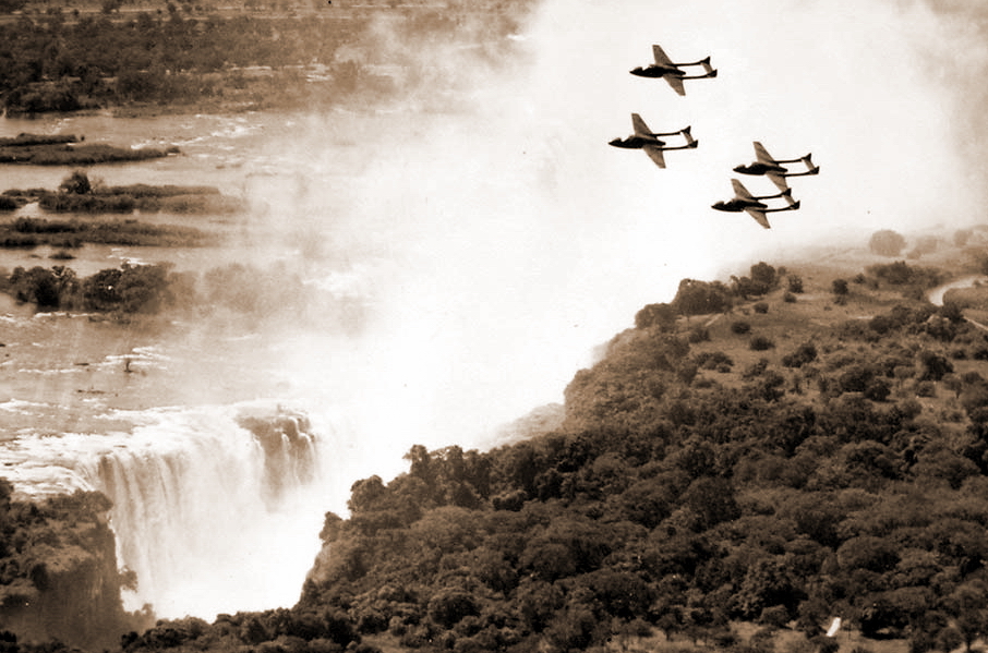 ​Четвёрка истребителей Де Хэвилленд «Вампир» из 2-й эскадрильи Родезийских ВВС в районе водопада Виктория - Исчезнувшая, но не побеждённая 