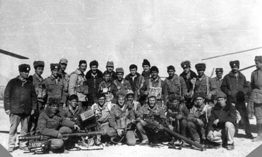 ​Группа советского спецназа на фоне первых захваченных «Стингеров», 5 января 1987 г., район Джилавура http://pvo.guns.ru/ - «Стингеры» в Афганистане: факты и легенды 