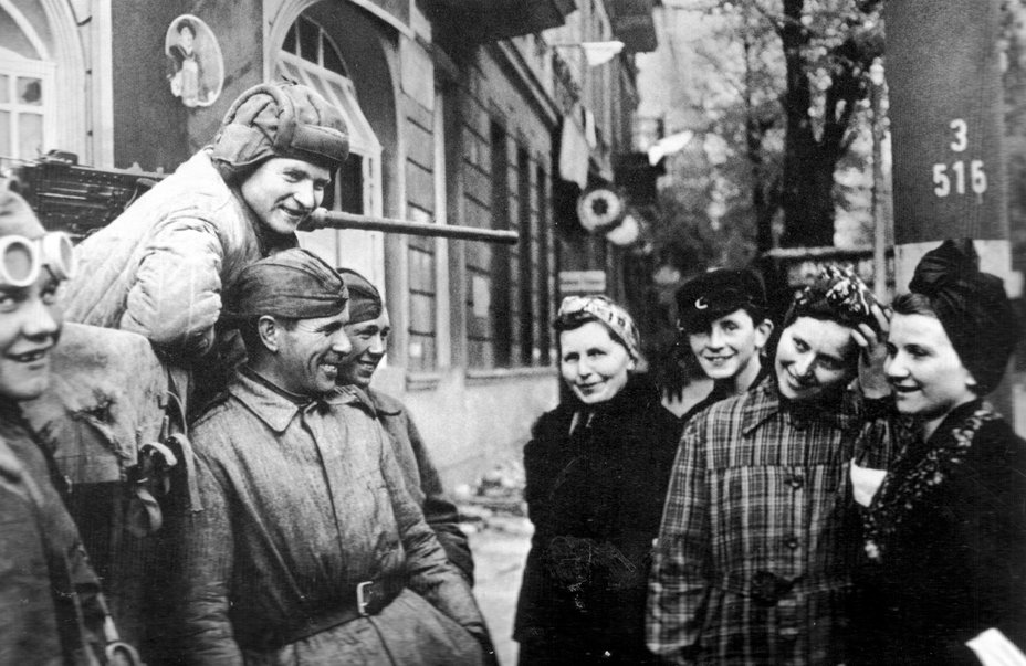 ​Война закончилась: красноармейцы и немки радушно беседуют на улице Берлина - По следам «двух миллионов изнасилованных немок» 