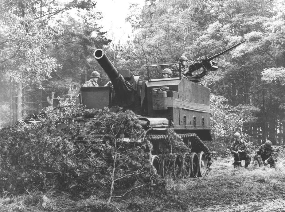 ​M44, США. 155-мм гаубица, выпускалась с 1954 года. На фотографии М44 на учениях в Западной Германии, 1960 год. Экипаж 5 человек. Масса 31 тонна, мощность двигателя 500 л.с., максимальная скорость 56 км/ч. Боекомплект 24 снаряда, скорострельность 1 выстрел в минуту, дальность стрельбы 14,6 км. Построено около 600 М44 militarymashup.com - От «Акации» до «Коалиции»: современные тяжёлые САУ 