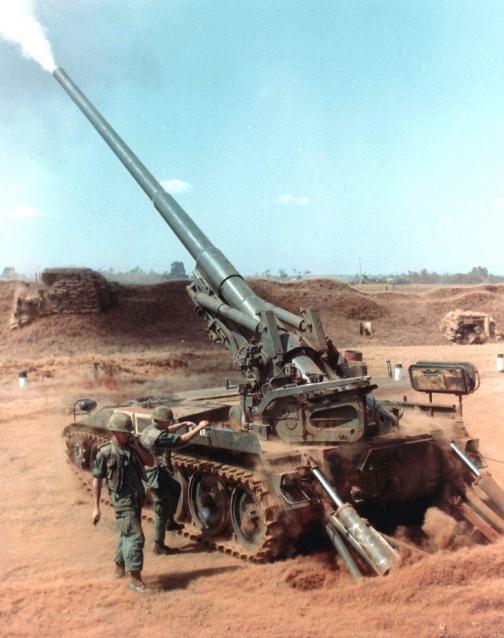 ​M107, США. 175-мм гаубица, производилась с 1962 г. На фотографии М107 ведёт огонь во время операции Сан-Анджело, Вьетнам, 1968 год. Экипаж 5 человек. Масса 28,3 тонны, мощность двигателя 450 л.с., скорость до 55 км/ч. Боекомплект 2 снаряда, дальность стрельбы до 32,7 км. Стоят на вооружении в Израиле, Иране, Турции и во Вьетнаме militarymashup.com - От «Акации» до «Коалиции»: современные тяжёлые САУ 