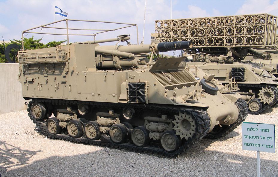 ​M-50 155mm, Израиль. 155-мм гаубица, разработана в начале 1960-х гг. на базе танка «Шерман». Расчёт 8 человек. Масса 47 тонн, мощность двигателя 460 л.с. Боекомплект 47 снарядов. Создано около 120 машин - От «Акации» до «Коалиции»: современные тяжёлые САУ 