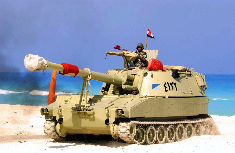 ​M109, США. 155-мм гаубица, производилась с 1962 года. На фотографии – египетская М109 во время учений «Operation Bright Star» 15 сентября 2005 года. Экипаж 6 человек. Масса 23,8 тонн, мощность двигателя 450 л.с., скорость до 61 км/ч. Боекомплект 28 снарядов, скорострельность до 6 выстр./мин, дальность стрельбы до 22 км. Стандартная САУ НАТО - От «Акации» до «Коалиции»: современные тяжёлые САУ 