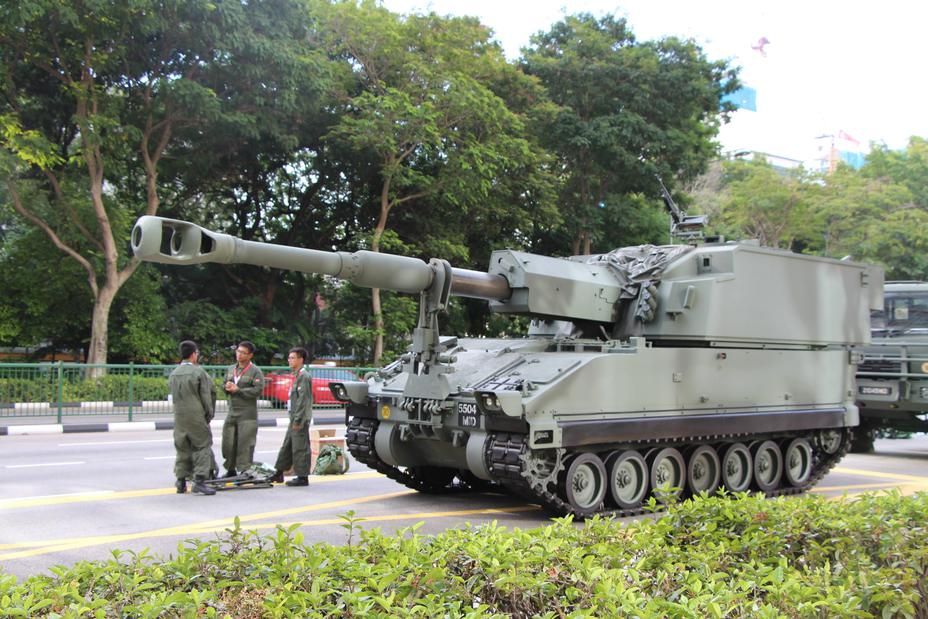 ​SSPH Primus, Сингапур. 155-мм гаубица, в эксплуатации с 2004 года. Экипаж 4 человека. Масса 28,3 тонны, мощность двигателя 550 л.с., максимальная скорость 50 км/ч. Боекомплект 26 выстрелов, дальность стрельбы до 30 км, скорострельность до 6 выстр./мин. Построено 48 САУ; состоит на вооружении в Сингапуре - От «Акации» до «Коалиции»: современные тяжёлые САУ 