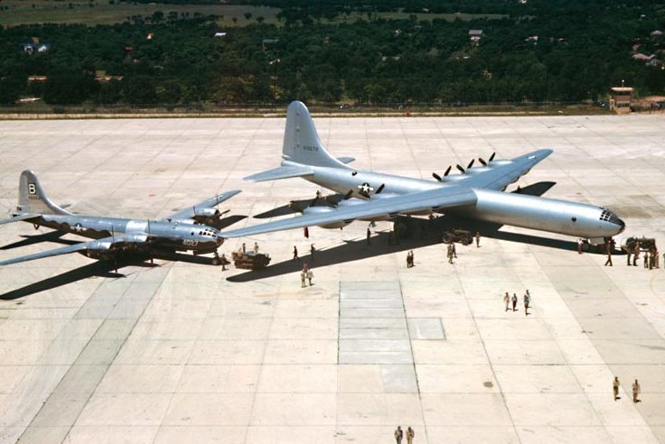 ​Прототип ХВ-36 (справа) рядом с B-29 Superfortress - Большая десятка: крупнейшие военные самолёты мира 