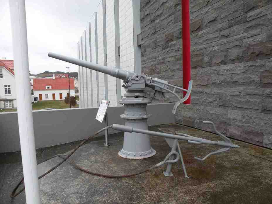 ​Резак (на переднем плане), использовавшийся исландской береговой охраной для повреждения британских рыболовных тралов. За ним – гарпунная пушка - Шантаж как оружие: тресковые войны 