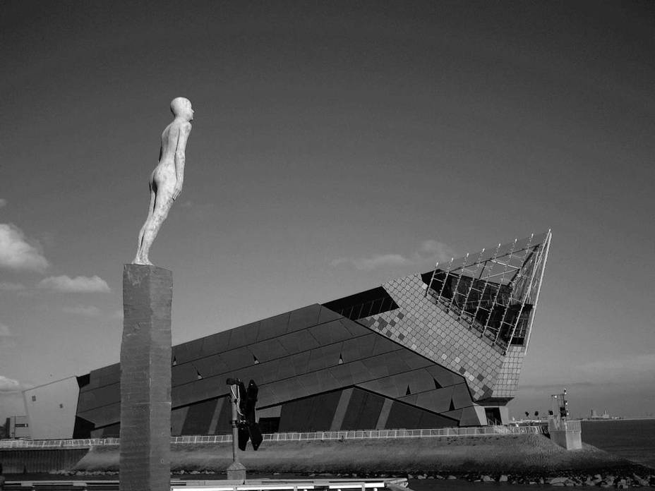 ​Бронзовая «статуя дружбы» в английском Кингстон-апон-Халле, установленная в 2006 году в знак окончательногшо примирения после Тресковых войн. Вторая такая же статуя стоит в исландской деревне Вик - Шантаж как оружие: тресковые войны 