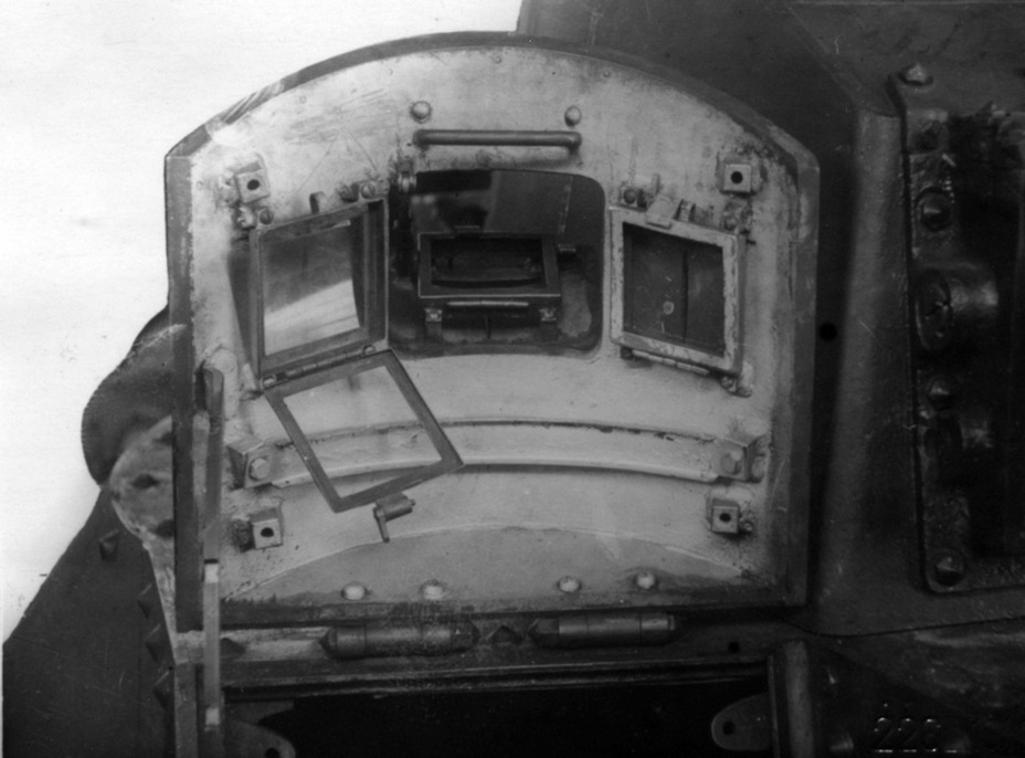 ​Вопреки расхожему мнению, уже в конце 30-х у японских танков как минимум часть смотровых щелей прикрывалась стеклоблоками - Маньчжурский пленник 