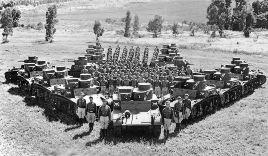 ​Личный состав 11-го танкового полка вместе с матчастью - Двуглавая лёгкость 