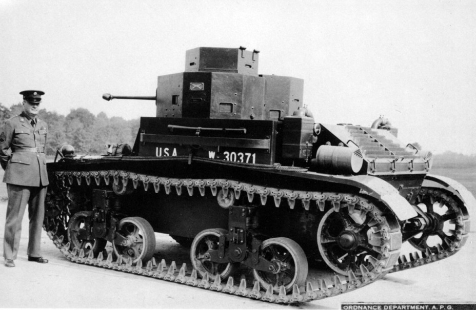 ​Light Tank M2A3. Хорошо заметно, как изменились не только башни, но и моторное отделение - Двуглавая лёгкость 