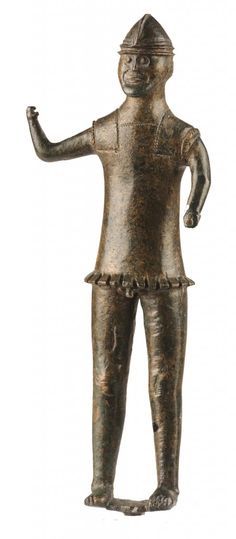 ​Бронзовая статуэтка IV века до н. э., изображающая галльского воина, одетого в греческий полотняный панцирь и этрусский шлем с нащёчниками - Кельты в Галлии 