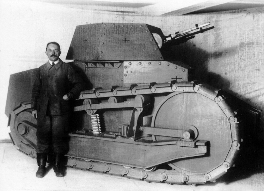 ​Макет Char leger, 30 декабря 1916 года. На переднем плане стоит Рудольф Эрнст-Метцмайер, которого чаще всего путают с Луи Рено. (Внимание: не каждый мужчина с усами на фоне Renault FT — это Луи Рено) - Первый танк классической компоновки 
