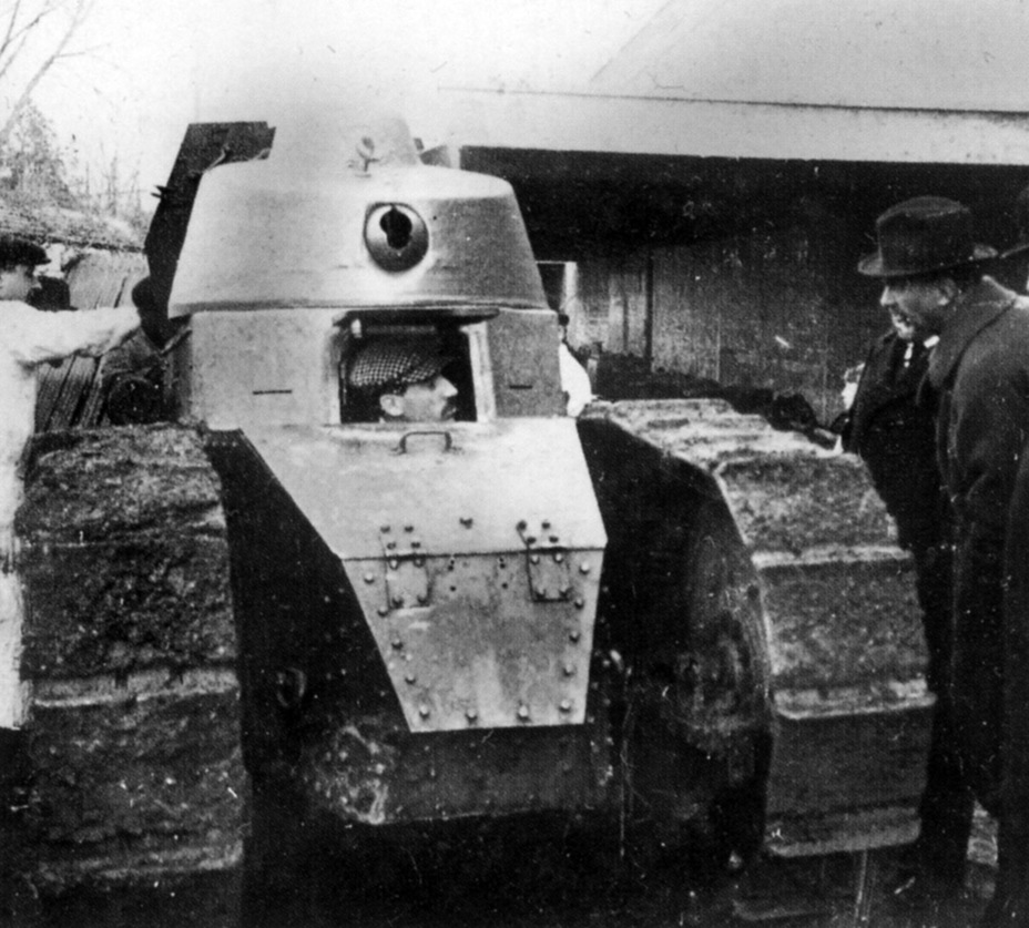​Луи Рено за рычагами Renault FT, 22 февраля 1917 года. (Да-да, именно Луи Рено.) - Первый танк классической компоновки 
