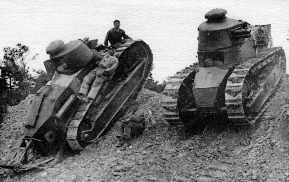 ​Открытка, на которой изображены танки наиболее массовой версии — с башней Berliet-Girod - Первый танк классической компоновки 